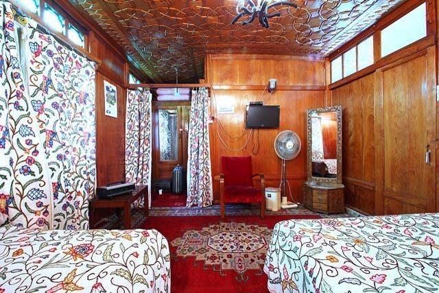 Houseboat Lily Of Nageen Srīnagar Exterior foto